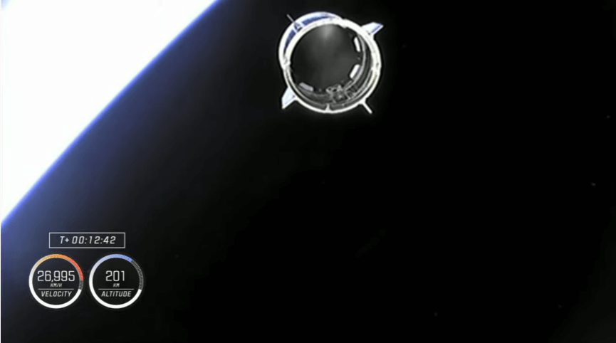 宇宙でのクルードラゴン