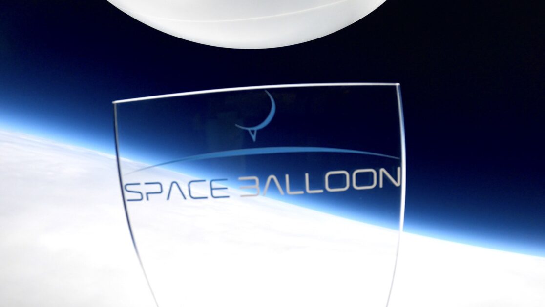 飛行するスペース・バルーン社のロゴ画像