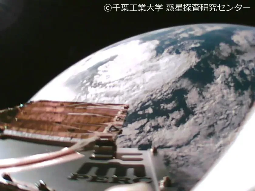 展開した膜型ダストセンサーをオンボードカメラで撮影した自撮り画像
