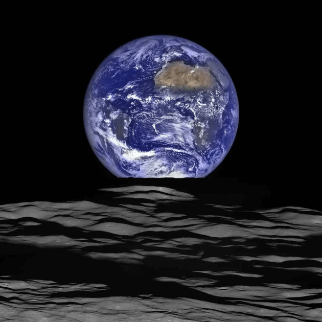 NASAの月探査機LROが撮影した月面と地球の画像