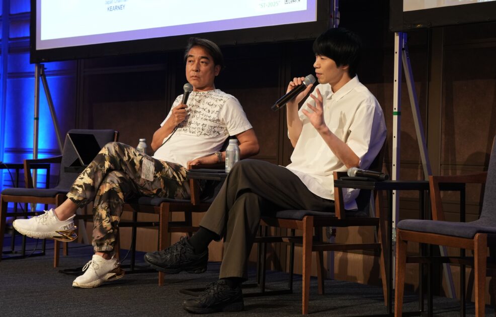 SPACETIDE 2025に登壇するスペースデータの佐藤航陽氏（右）とA.T.カーニー株式会社 日本法人会長兼CIC Japan合同会社 会長の梅澤高明氏（左）