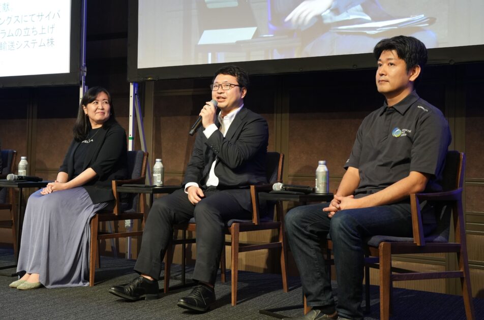 SPACETIDE2025に登壇するインターステラテクノロジズの稲川貴大氏(中央)と将来宇宙輸送システムの畑田康二郎氏(右)