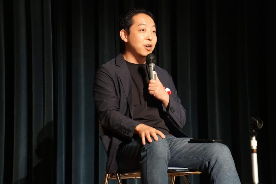 福島スペースカンファレンス2025にてモデレーターとして議論テーマを紹介する一般社団法人 Space Port Japanの青木英剛氏