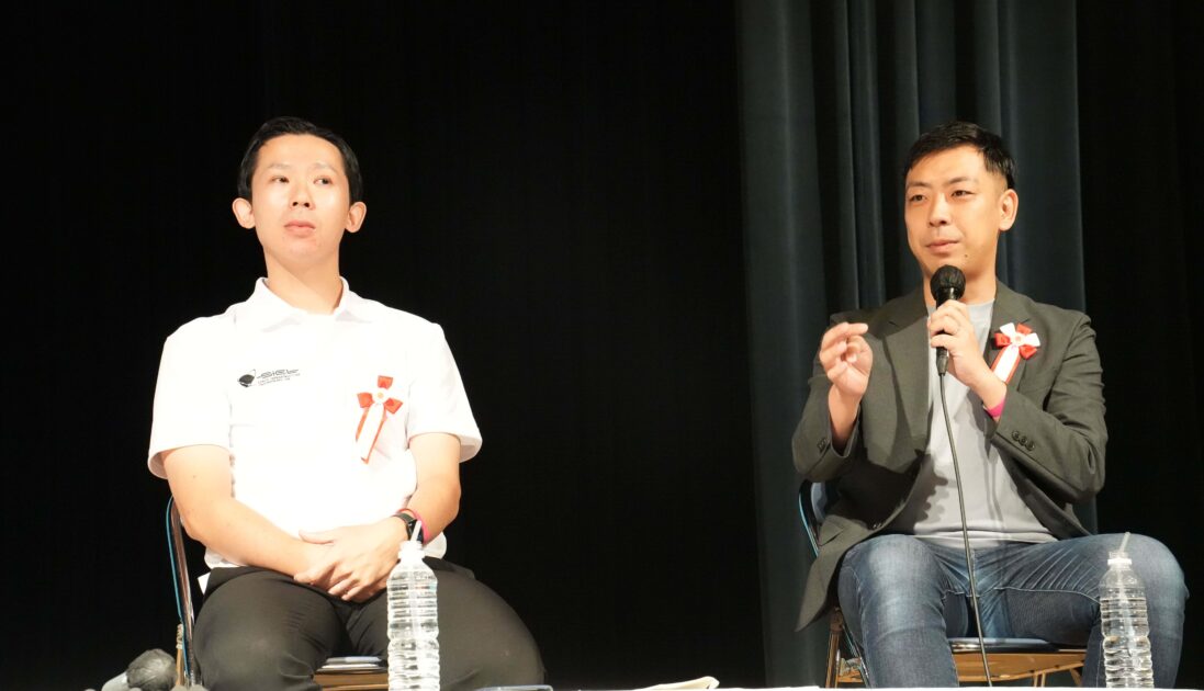 福島スペースカンファレンス2025における世界各国でスペースポートの企画運営を手掛けるASTRO GATEの大出大輔氏（右）と東北大学准教授の齋藤勇士氏（左）