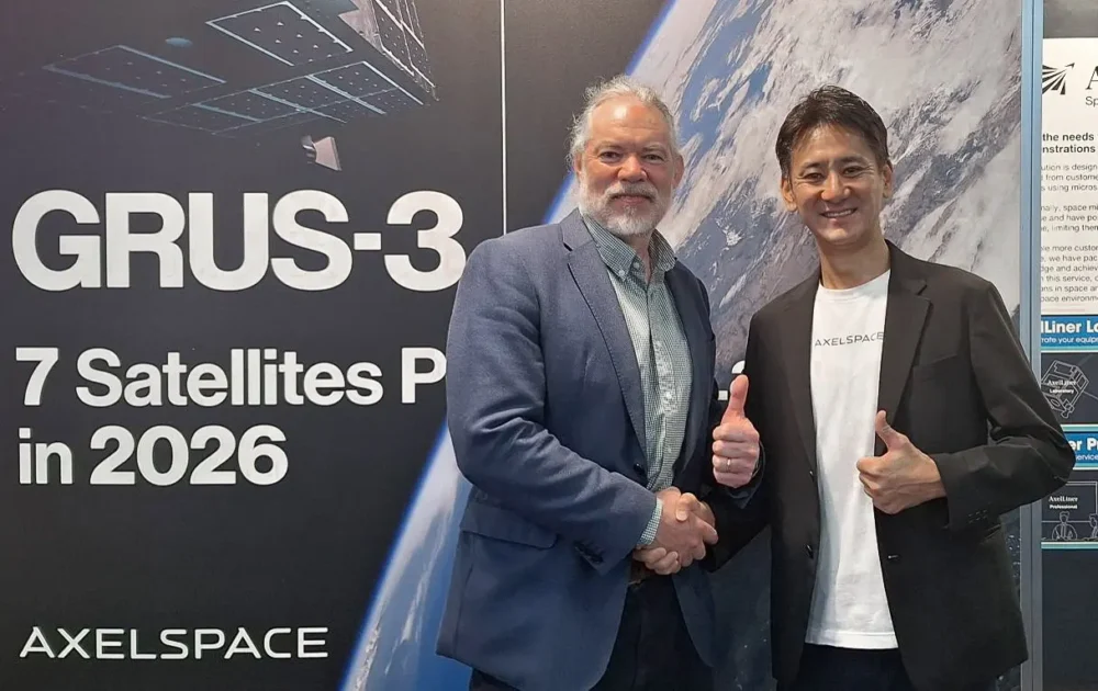 シドニーで開催された国際宇宙会議(IAC 2025)にてGeoimage CEOのMark Covington氏(左)とアクセルスペースAxelGlobe事業本部長の深澤達彦氏