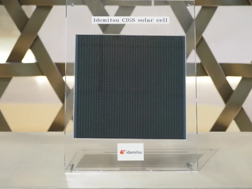 出光興産が開発する宇宙用CIGS太陽電池のサンプル