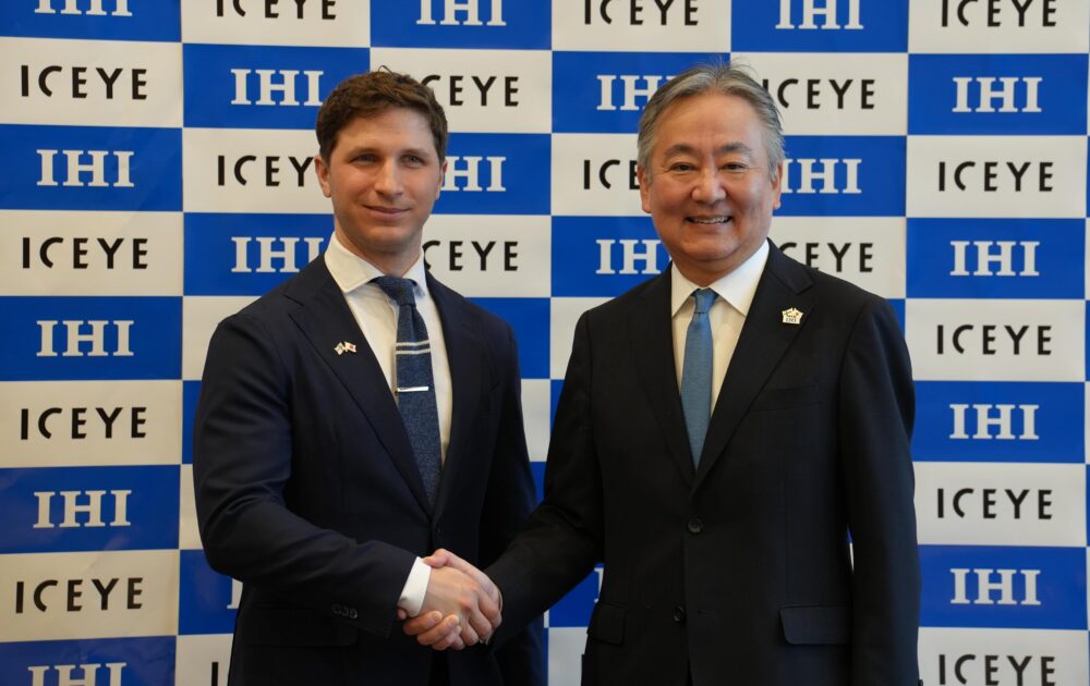 ICEYE 共同創設者 兼 CEO ラファル・モドジェフスキ氏(左)とIHI 代表取締役社長 最高経営責任者 井手 博 氏