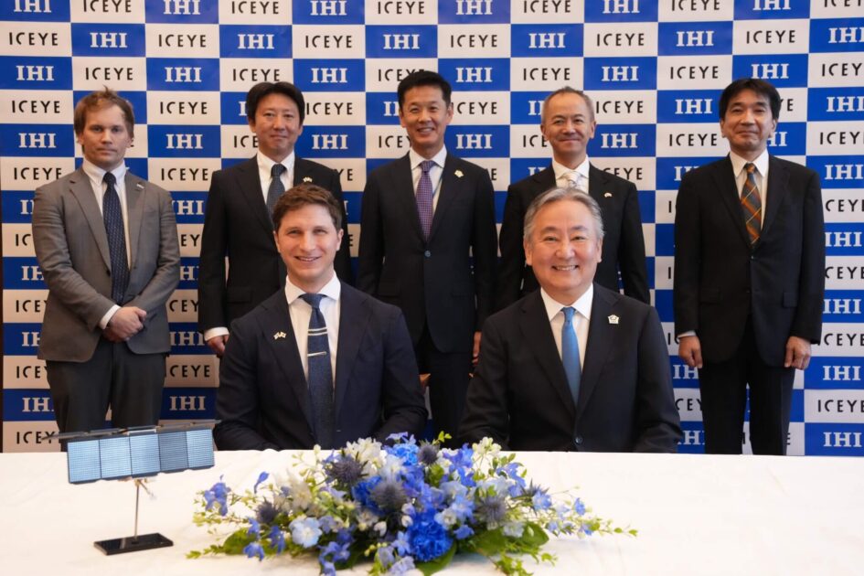 ・株式会社IHI 代表取締役社長 最高経営責任者 井手 博氏 / ICEYE 共同創業者 兼 CEO ラファル・モドジェフスキ氏 /フィンランド大使館 駐在武官補佐 マキ ロヒルオマ・トゥーツカ氏/ ICEYE Japan CEO 塚原靖博氏 / IHI 取締役 常務執行役員 航空・宇宙・防衛事業領域長 佐藤篤氏 / 防衛省 防衛政策局 国際政策課長 遠藤敦志氏 / 防衛装備庁 装備政策部 国際装備課 防衛装備移転戰略官 森浩久氏