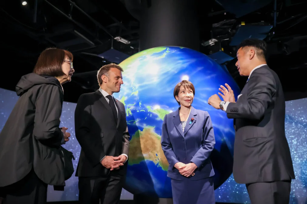 アストロスケールを視察する高市総理とマクロン大統領