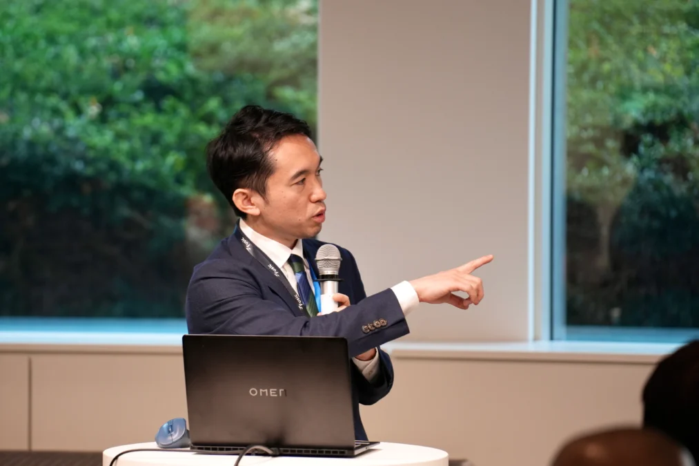 スペースデータの説明をしている飯野氏