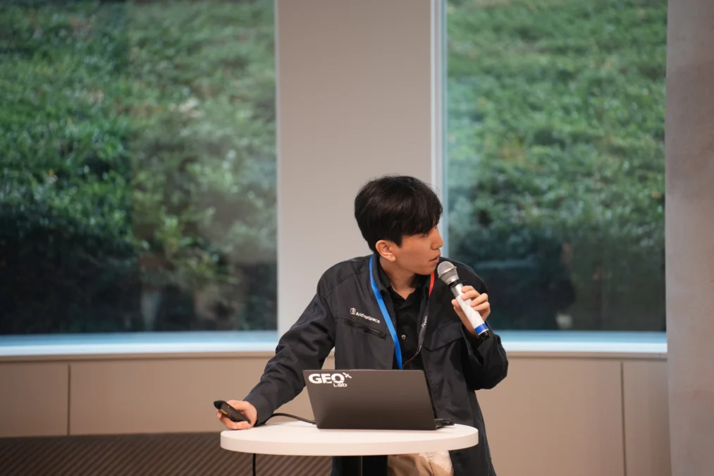 アークエッジスペースの鈴本氏が説明をしている様子