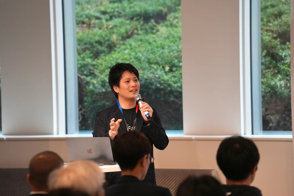 Fusicの吉野氏が企業説明をしている様子