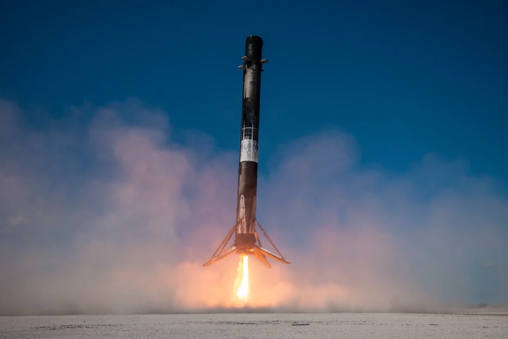 スペースエックス（SpaceX）のFalcon 9第1段ブースター着陸の様子。再使用ロケットによるブースター回収技術を示しており、SpaceXが宇宙輸送コストの低減と高頻度なロケット打上げを実現する競争優位の源泉となっている。