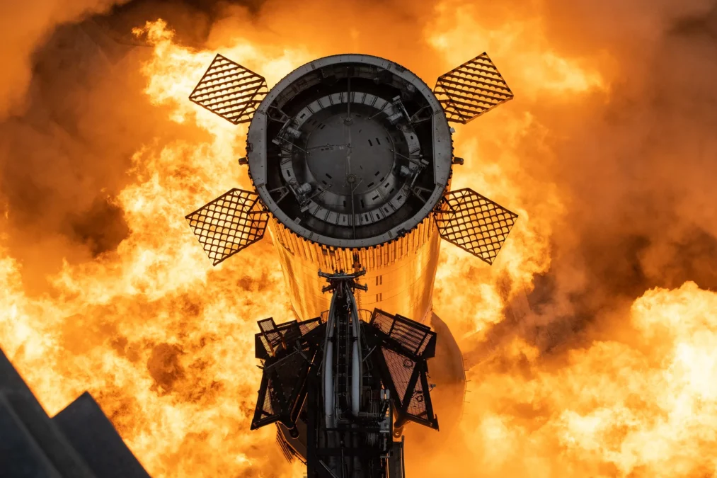 スペースエックス（SpaceX）のSuper Heavyブースターによる静的燃焼試験（Static Fire）の様子。Starship打上げシステムを構成するRaptorエンジンの地上試験であり、再使用型超大型ロケットStarshipの開発を支える重要な検証工程を示している。