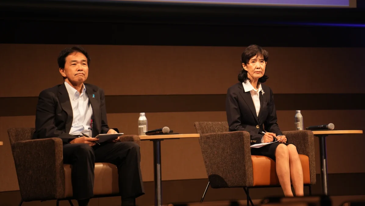 SPACETIDE 2026に登壇する内閣府 宇宙開発戦略推進事務局長 風木淳氏(左)と、千葉工業大学 特別教授 青木節子氏