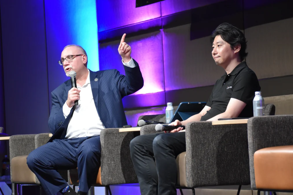 SPACETIDE 2026に登壇するRedwire Space 代表のMichael Gold氏(左)とispace株式会社 代表取締役CEOの袴田武史氏