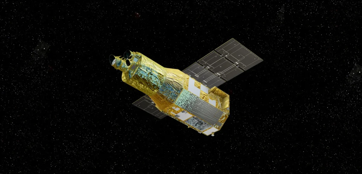 黒い星空を背景に宇宙空間を飛行するX線分光撮像衛星XRISM（クリズム）のイメージ。金色の断熱材で覆われた衛星本体にX線望遠鏡と黒い太陽電池パネルが取り付けられている。XRISMは観測装置ResolveとXtendを搭載し、ブラックホール周辺を流れる高温ガスの速度や成分などをX線で観測する。