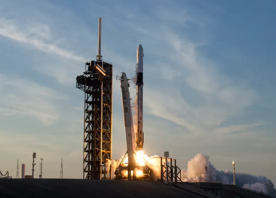 SpaceXのドラゴン宇宙船を搭載したファルコン9ロケットが、NASAのCrew-10ミッションを国際宇宙ステーションに向けて打ち上げる様子