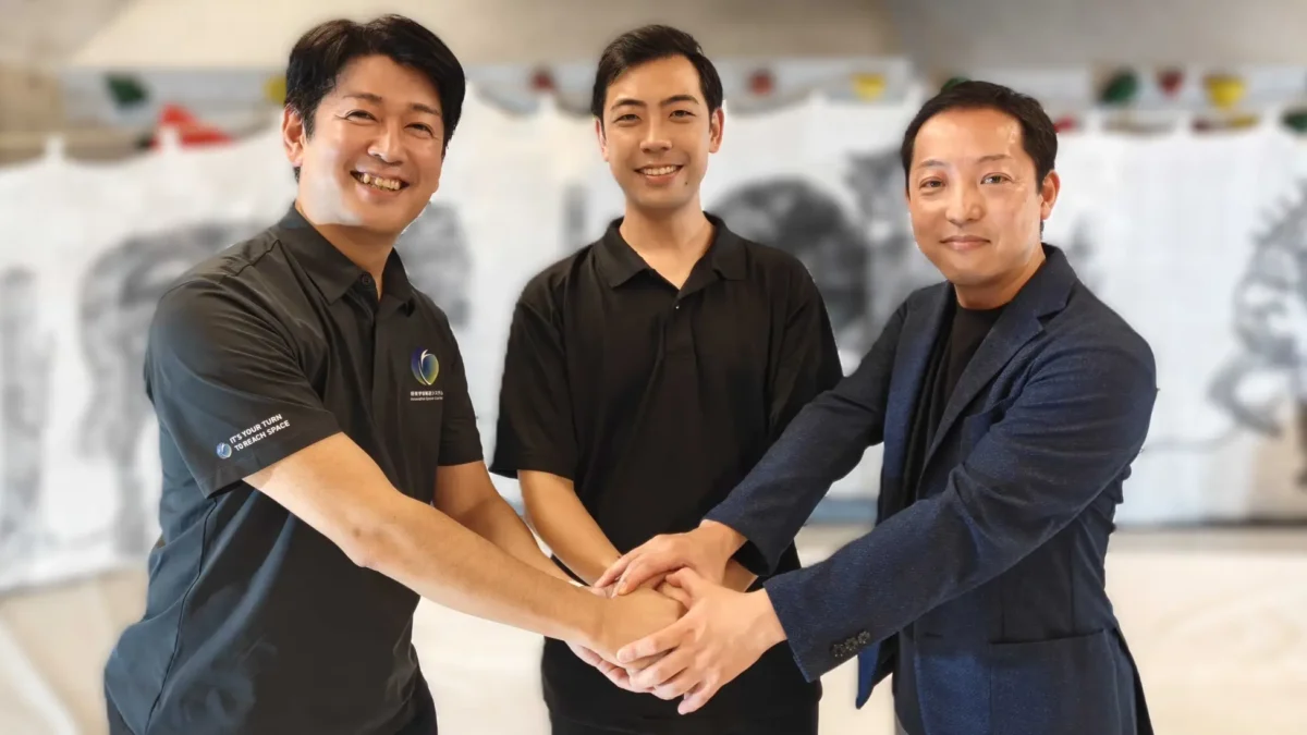 「SAKURA」を立ち上げたASTRO GATE株式会社 代表取締役社長 大出 大輔氏と、協力機関である将来宇宙輸送システム株式会社 代表取締役社長 畑田 康二郎氏、一般社団法人Space Port Japan 理事 青木 英剛氏