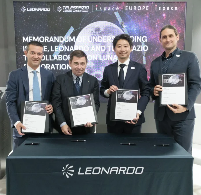第77回国際宇宙会議での覚書締結セレモニーにて左から、Telespazio SVP Commercial, Digital Solutions & TransformationのAlessandro Ocera氏、Leonardo Space Division Managing DirectorのMassimo Claudio Comparini氏、株式会社ispace 代表取締役CEO & Founderの袴田武史氏、ispace-EUROPE CEOのJulien-Alexandre Lamamy氏