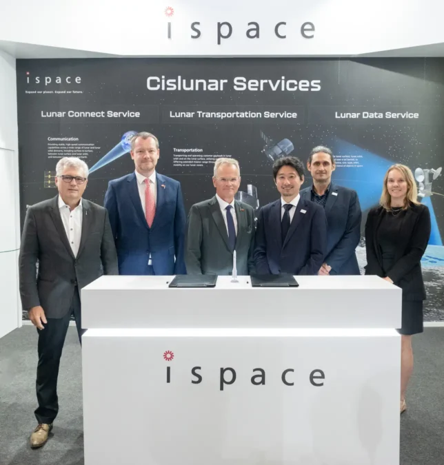 第77回国際宇宙会議（IAC）にてMOU締結後の様子。左から、ArianeGroup GmbH Head of Engineering and DesignのMarkus Thiel氏、Senior Business Development ManagerのTimo Krone氏、Head of Orbital Products, Equipment & ServicesのDr. Stefan Ziegenhagen氏、株式会社ispace代表取締役CEO & Founderの袴田武史氏、ispace EUROPE CEOのJulien-Alexandre Lamamy氏、ispace-U.S. CEOのElizabeth Kryst氏